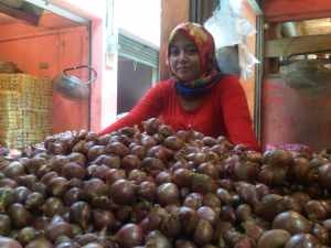 Salah satu pedagang Bawang Merah di pasar Banjar, foto Hermanto
