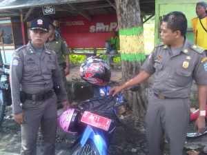 Petugas Satpol PP Kota Banjar saat memeriksa motor dinas yang diduga digunakan ngojek, foto Hermanto