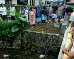 Warga geger saat menyaksikan jasad Mainem di Saluran Irigasi, foto hermanto