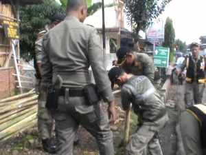 Petugas Pol PP Ciamis saat melakukan penertiban pedagang Bambu yang dipajang di trotoar jalan, foto Dedi