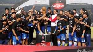 Presiden Jokowi saat berpoto bersama Persib saat menjuarai Piala Presiden, foto detik.com