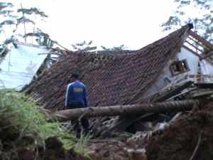 salah satu bangunan rumah hancur terkena longsoran tanah, foto Dedi Kuswandi