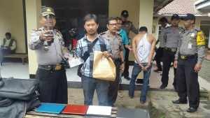 Kapolsek Tarogong Kompol Ricard Latue saat menunjukan barang bukti kejahatan pelaku, di mapolsek Tarogong, foto Ahend