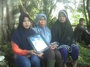 Keluarga Al,arhum Ahmad Wijaya yang makamnya kembali dibongkar pihak kepolisian, foto Niken