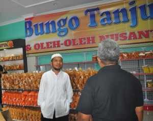H. Nurman saat berada digerai oleh-oleh Bungo Tanjung miliknya yang baru saja dibuka, foto jmb