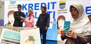 Walikota Bandung Ridwan Kamil bersama warganya saat menunjukan Program Kredit Melati, foto fb RK