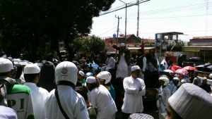 Lakar FPI saat menggelar aksi di depan kantor Pemkab Garut, foto dok