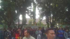 Ratusan PKl saat menunggu di Pendopo Garut, foto istimewa