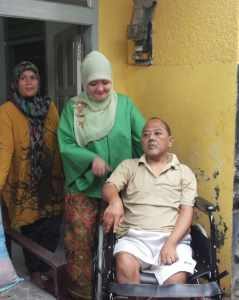 Hj. Rani Permata Diky Chandra saat menyerahkan kursi roda untuk salah seorang warga arjasari Kota Tasikmalaya, foto jmb