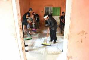 Dedi Mulyadi Ketua DPD I Partai Golkar Jawa Barat saat ikut serta membersihkan rumah warga, foto DR