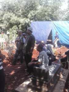 Proses Pembongkaran makam seorang pemuda di Purwakarta, foto DR