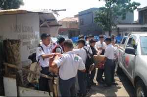 Ratusan Siswa SMKN2 Garut saat mengunjungi tempat pemilahan sampah berbagi nasi bungkus, foto jmb
