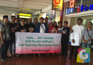 Rombongan Generasi Muda Sukapura saat menjemput Diky Chandra di Bandara Soekarno Hatta, foto dok