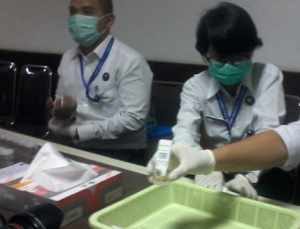 para  petugas BBN Kabupaten Garut saat melakukan tes urine, foto istimewa