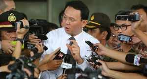 Gubernur DKI Jakarta Basuki Tjahya Purnama (Ahok) sat dikerubuti wartawan, foto istimewa
