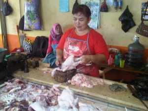 Esih salah seorang penjual daging ayam di pasar Banjar, foto Hermanto