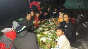Charly Setia Band bersama warga di Kecamatan Cilawu Garut Makan beralaskan Daun Pisang, foto UKas