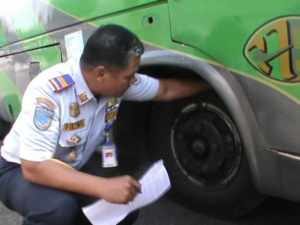 Salah seorang petugas Dishub Ciamis saat memeriksa kelayakan Armada Bus, foto Dekus