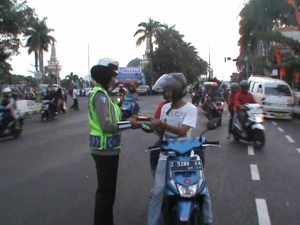 Seorang Polwan dari Anggota Satlantas Polres Ciamis saat memberikan Paket Tajil dipusat Kota, foto Dedi