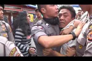 Pettugas Kepolisian mengankan salah seorang PKL saat penertiban, foto Niken 
