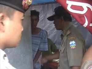 Petugas Satpol PP saat mendatangi sebuah warung pejual makanan disiang hari bulan Ramadhan, foto wild