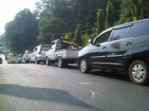 Antrian kendaraan mengular panjang di jalan M Isa Kota Banjar, foto Hermanto