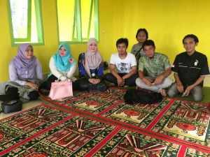 Rani Permata Ketua KGRM bersama Komunitas MIG33 saat berada di Panti Asusah Azzahra, foto dok