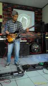 Johansyah, ketua BGS Kota Banjar saat menunjukan kemampuannya bersolo guitar, foto Hermanto