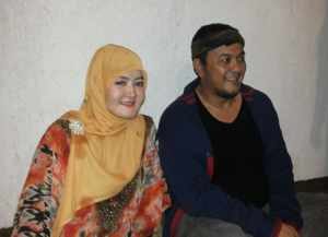 Diky Chandra didampingi sang istri saat menerima wawancara sejumlah wartawan, foto jmb