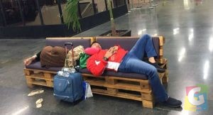 Ini Dia Menpora Imam Nahrawi Tampak Tidur pulas berbagi kursi ruang tunggu bandara untuk melepas lelah, foto jppn.com