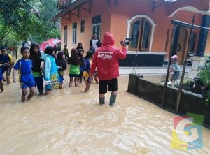 Tampak dalam gambar seorang wartawan televisi sedang mengabadikan luapan banjir dirumah warga, foto Istimewa