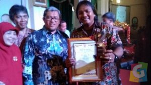 Deni Rinjani berpoto bersama Gubernur Jawa barat Ahmad Heryawan, foto istimewa