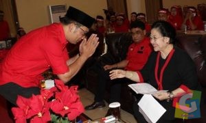 Ridwan Kamil tampak memberi sungkem kepada Ketua Umum PDIP Megawati Soekarno Putri, foto Istimewa 