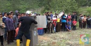 Petugas BKSDA Garut saat melepaskan Elang di Kawasan Konservasi Elang Kamojang Garut. foto vand