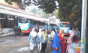 Para Jamaah Caln Haji saat berdatangan di Halaman Pendopo Kabupaten Garut, foto wil
