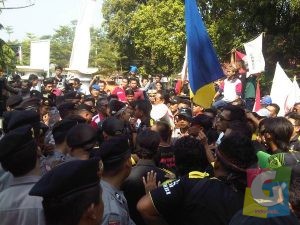 Para pendemo dari gabungan ormas dan LSM saat mendatangi kantor Walikota Banjar, foto Hermanto