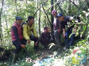 sejumlah warga tampak sedang menyaksikan kerangka yang diduga kerangka manusia teronggok dilereng hutan lindung gunung Papandayan, foto istimewa