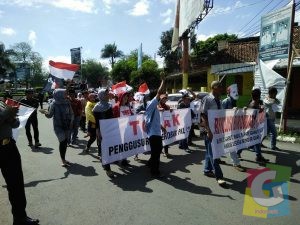 Para PKL saat berada disimpang lima memulai aksi unjuk rasa poto jmb 