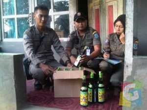 Petugas Satpol PP Kota Banjar menunjukan miras hasil razia diwarung jamu, foto Hermanto
