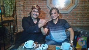 Diky Chandra Tampak Berjabat Tangan dengan Nanang Nurjamil dalam sebuah pertemuan, foto Istimewa 