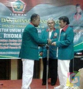Ketua Umum Partai Idaman Rhoma Irama menyerahkan SK Kepada Ketua DPC Idaman Kabupaten Garut Aep Saepudin, foto istimewa