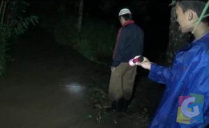 Seorang warga menunjukan luapan banjir, foto Dedi