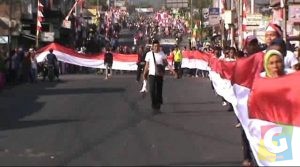 Bendera terpanjang karya warga leles Garut saat diarak keliling Kecamatan, foto fiat