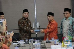 Ketua Umum PP Persis KH. Aceng Zakaria, bersama perwakilan AMCF, foto persis.or.id