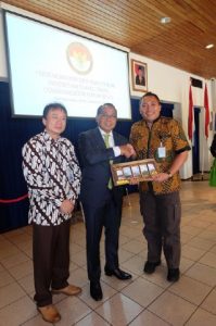 Duta Besar Indonesia untuk Belanda I Gusti Agung Wesaka Puja berpoto bersama Kiki Gumelar owner Tama Cokelat Indonesia, foto dok