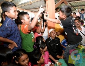 Ini salah satu upaya Dedi mengajak korban bencana Sumedang melupakan peritiwa bencana yang menimpa mereka, foto Deni