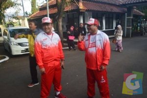 Bupati Garut Rudy Gunawan dan Kapolres Garut AKBP Arif Budiman saat menunggu kedatangan kirab Api PON XIX Jabar, foto dok