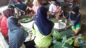 Salah satu kegiatan Dapur Umum Pesantren Ekologi At-thaariq membuat nasi bakar untuk para korban bencana, foto dok