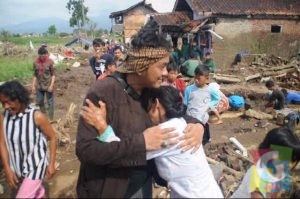 Salah seorang ibu korban banjir tiba-tiba memeluk Diky dan menangis haru, foto jmb