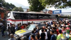 Ratusan warga berkerumun menyanksikan evakuasi korban tergilan Bus Primajasa, foto Dok